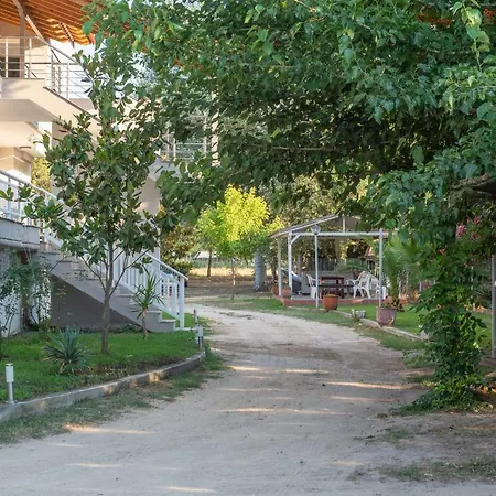 Linaraki & Campsite Sykia Chalkidikis