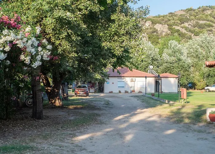 Camping Linaraki & *